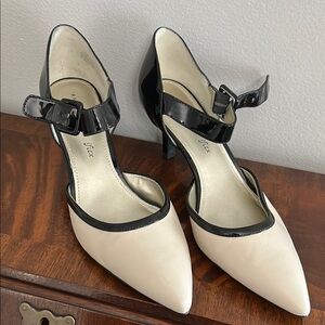 Anne Klein iflex Women's Black and Cream Heels